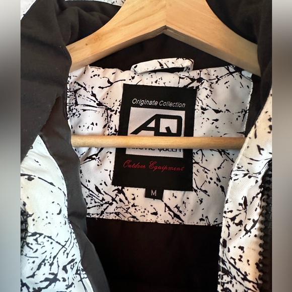 Ski or snowboarding jacket. - Picture 4 of 4